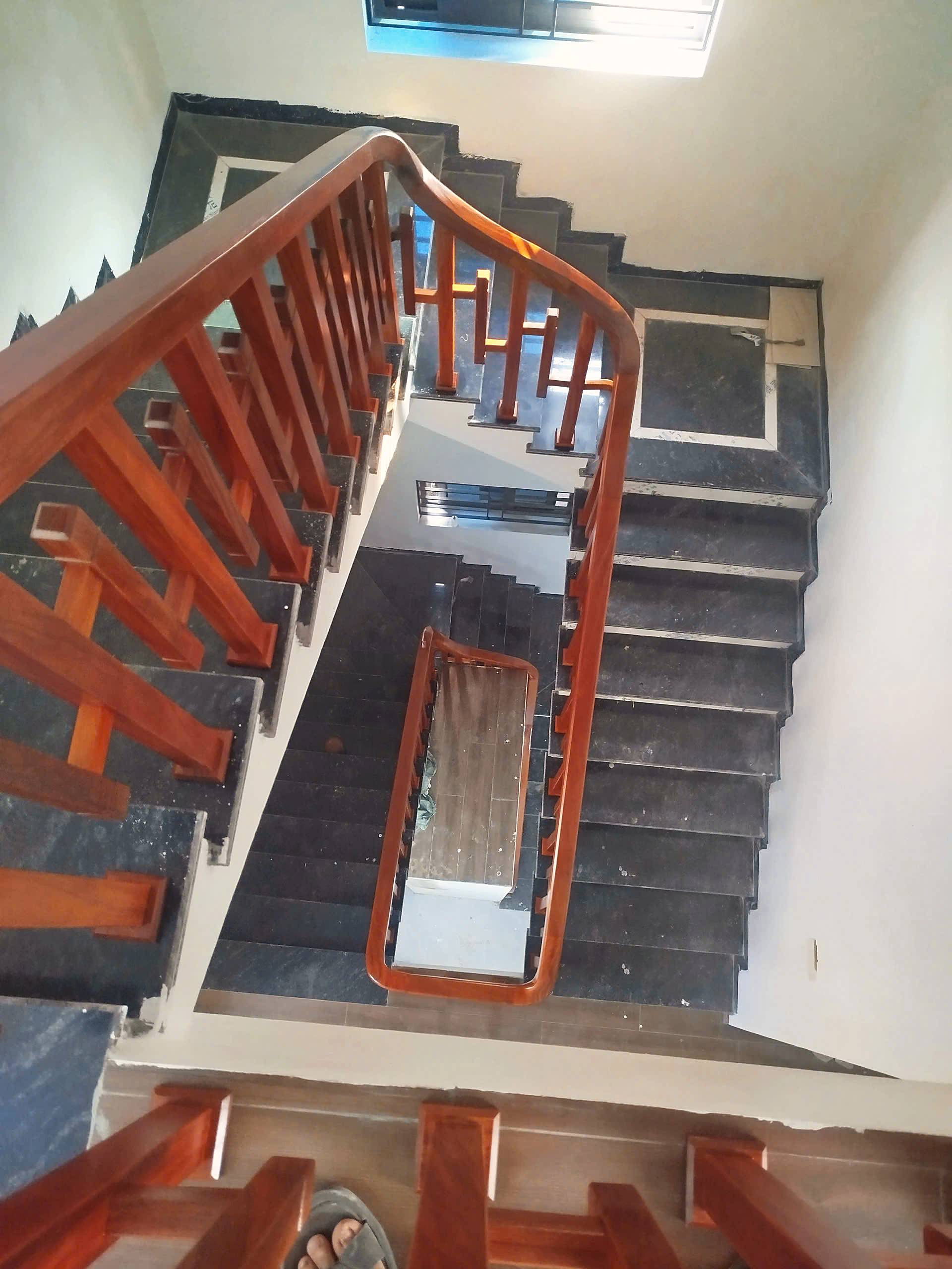 Thang xoay vuông — Tay vịn liền qua các khúc cua