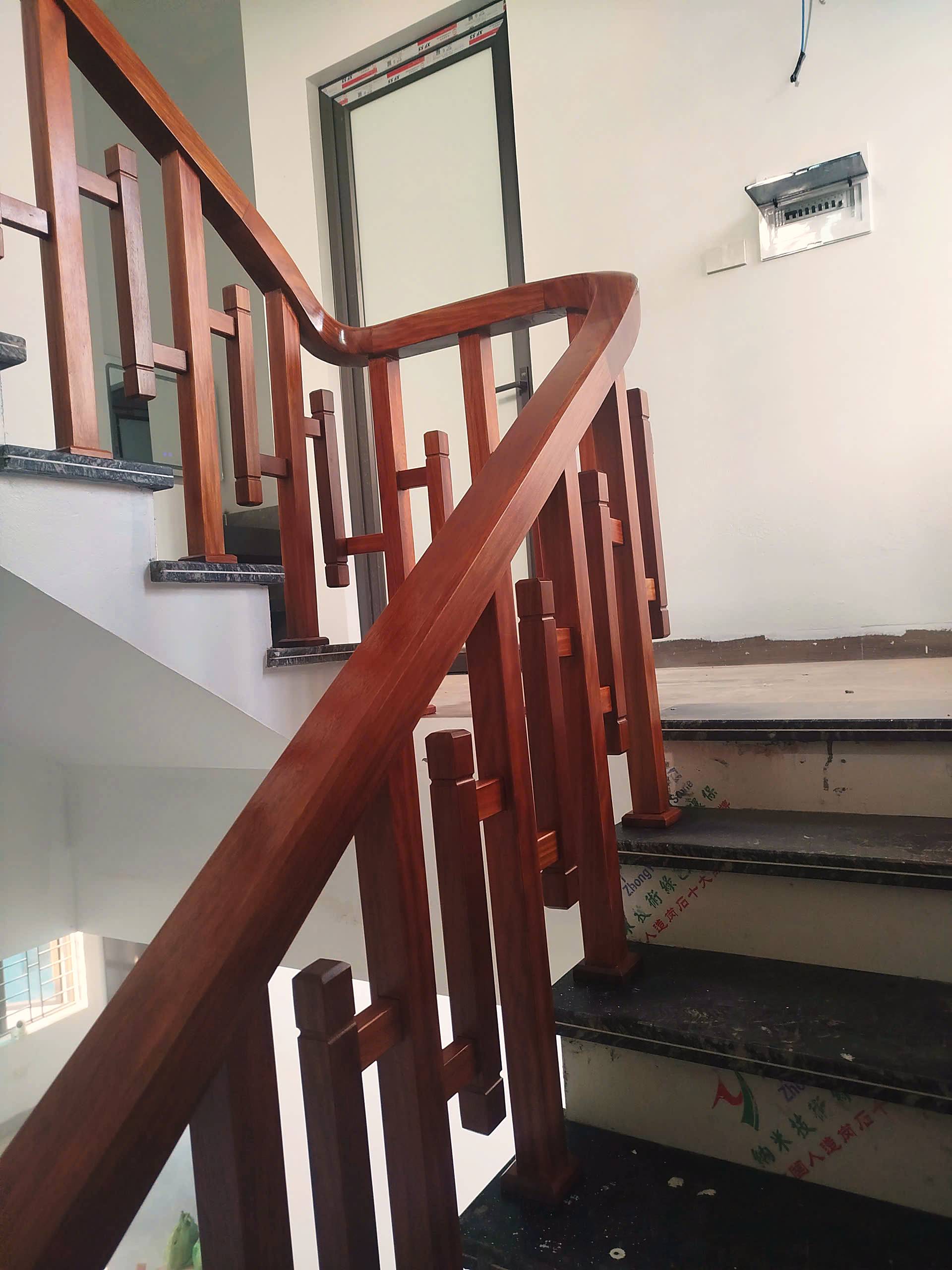 Tay vịn bản lớn và lan can ghép khối nhìn từ trên xuống